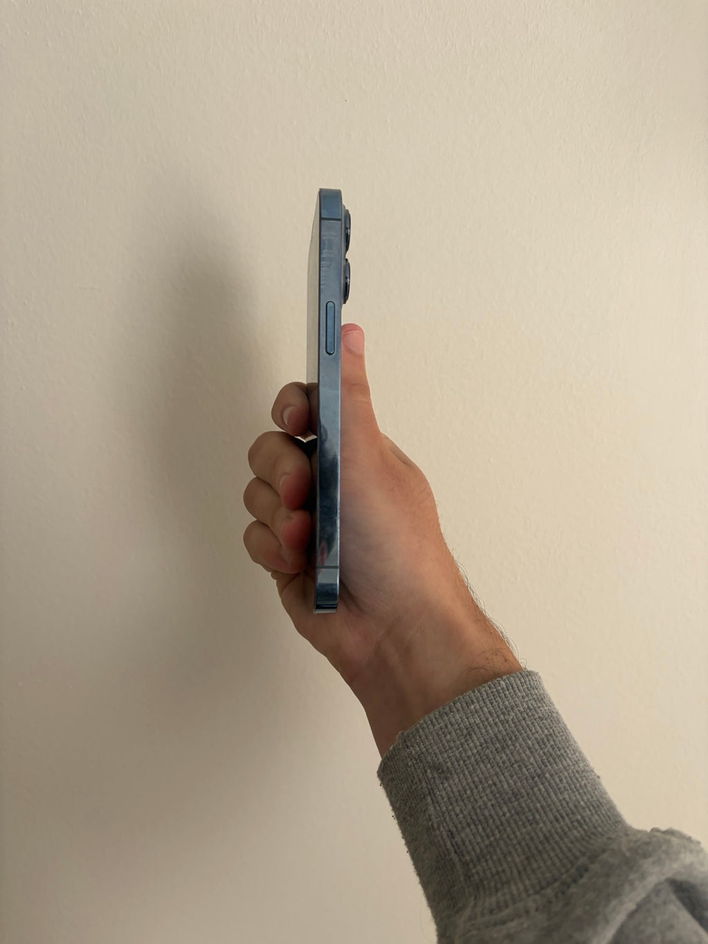 iPhone 13 Pro 256GB Sierra Blue right side view